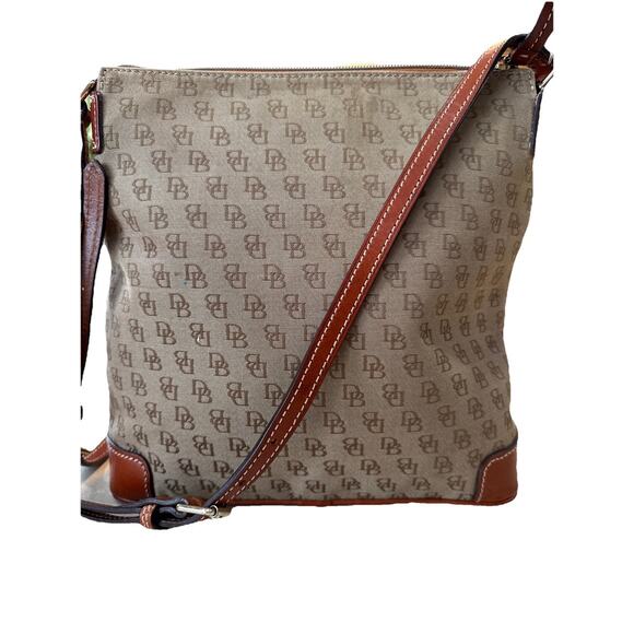 Dooney & Bourke 10x10 Canvas Crossbody Bag Signature Madison - Picture 2 of 7